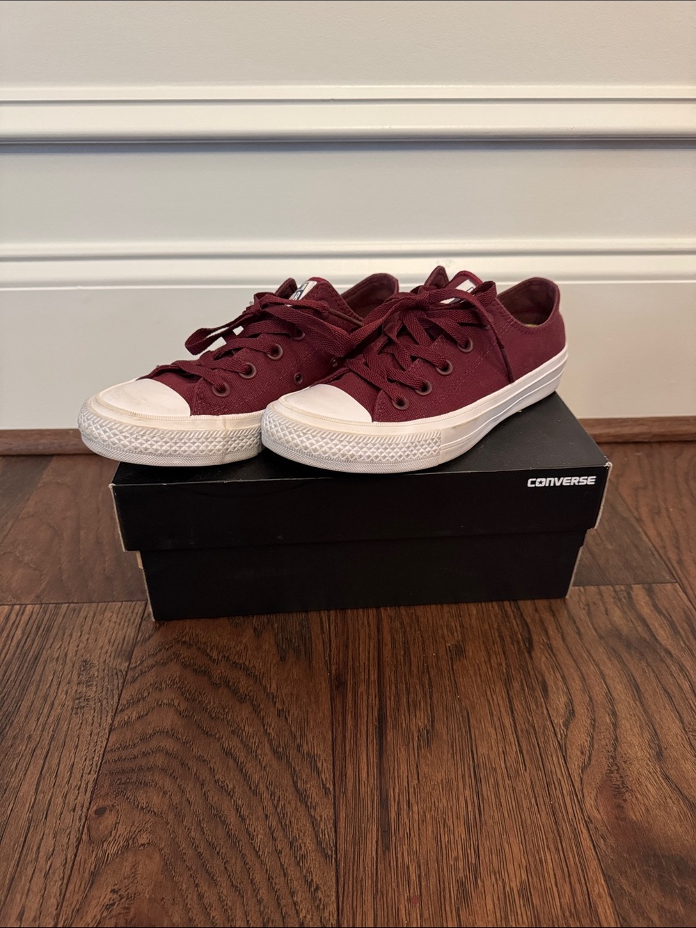 Converse Chuck Taylor II Low Top Sneakers in Burgundy with White Toe Women’s 6